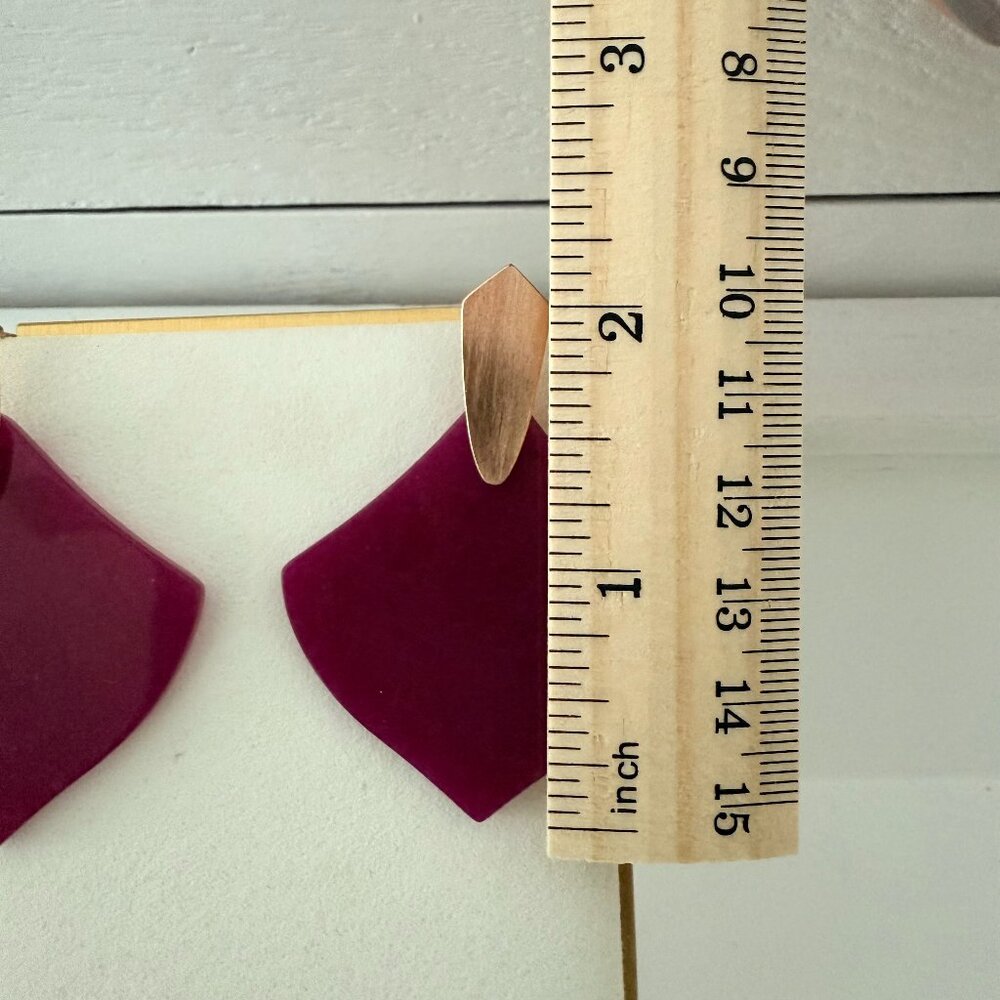 💖 Kendra Scott Bold Geometric Statement Earrings – Magenta with Gold Accents 💖 - Picture 3 of 4